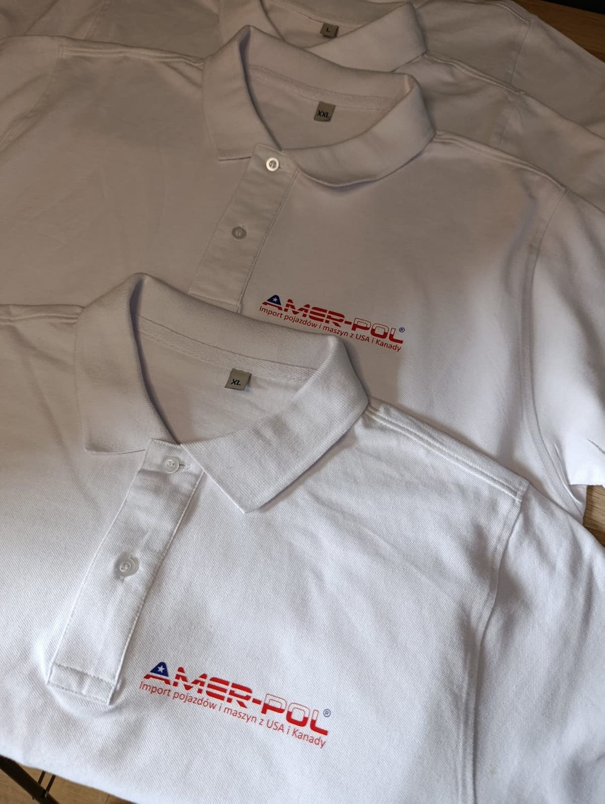 Białe koszulki polo z nadrukiem logo AMER-POL